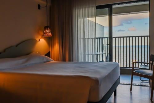 Standard Double Room with Balcony image 10