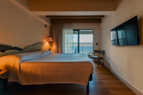 Standard Double Room with Balcony image 9