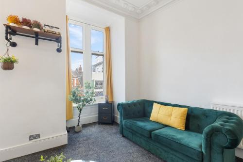 Luxury Two Bedroom Apartment in Oxford Street 10GC - image 2