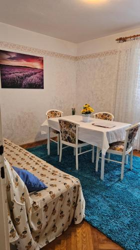 2 bedrooms, 3 beds