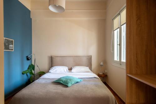 1 queen bed, 1 sofa bed