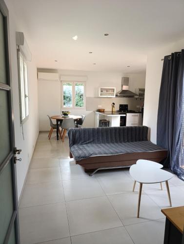 Maison atypique avec jardin gîte à louer Forêt de Bonifatto