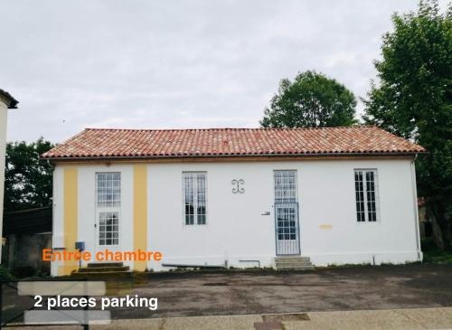 Chambre dans ancienne ecole in Cazeres-Sur-L'Adour