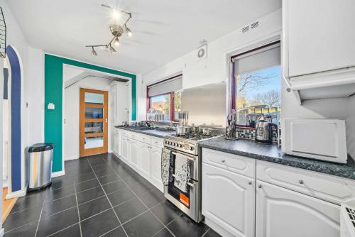 Beautiful 4 Bedroom Home with Parking in Rugby in นิวตัน