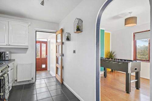 Beautiful 4 Bedroom Home with Parking in Rugby in นิวตัน