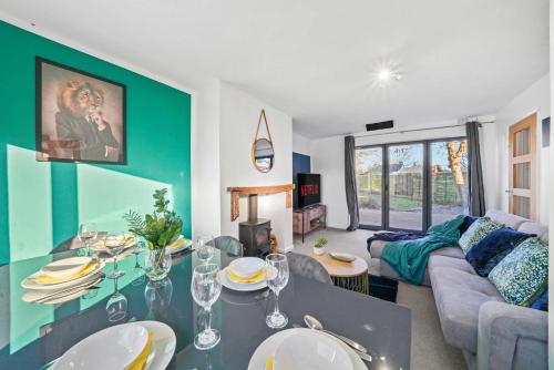 Beautiful 4 Bedroom Home with Parking in Rugby in นิวตัน