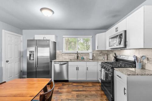 3 Bedroom House with Firepit St. Peters, MO in Saint Peters, USA