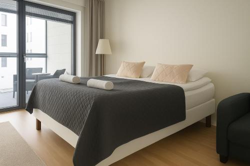City Home Finland Big Luxury Suite - Spacious Suite with Own SAUNA, One Bedroom and Furnished Balcony next to Train Station