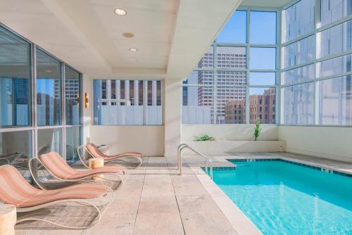 1BR Modern Apartment in DT HighRise with Gym, Parking, Pool and W-D detail