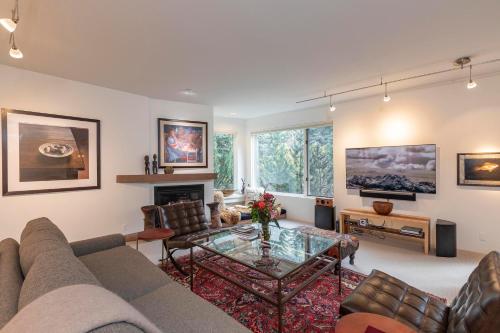 Rivers Edge Retreat by Exceptional Stays - image 5