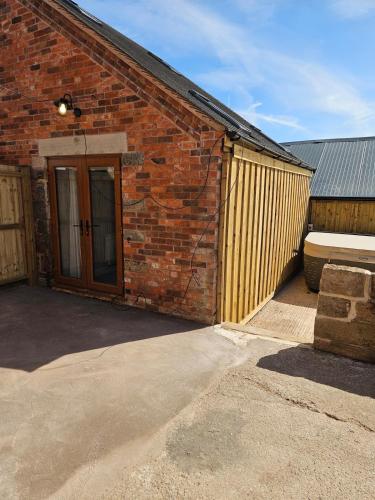 The Woottons Barn with Hot Tub in Croxden