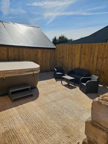 The Woottons Barn with Hot Tub in Croxden