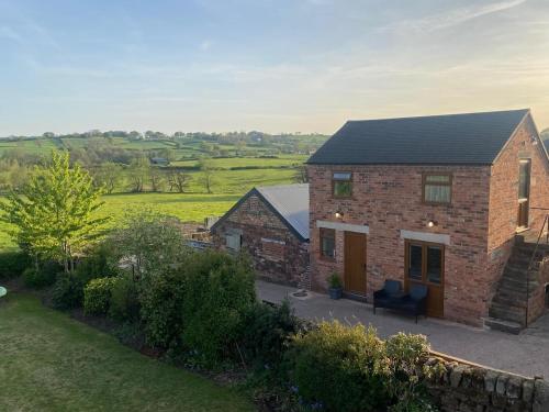 The Woottons Barn with Hot Tub in Croxden