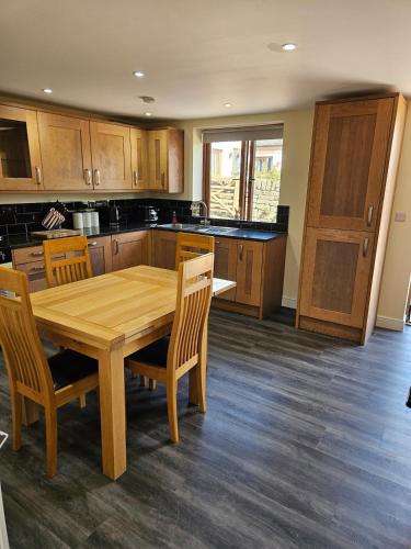 The Woottons Barn with Hot Tub in Croxden