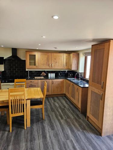 The Woottons Barn with Hot Tub in Croxden