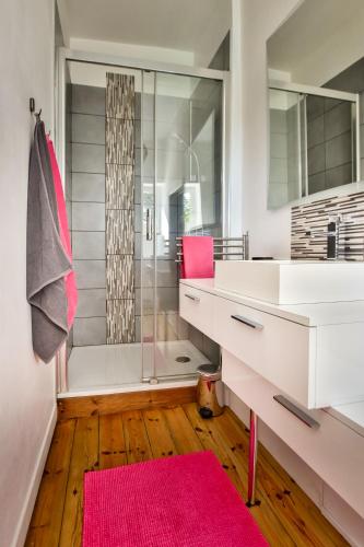 Zuhanyzó, Domaine d'AROMM - Chambres d'hotes & gites - Piscine, Etangs & Animaux - Au calme in Ouches