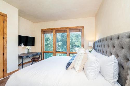 Two-Bedroom Apartment with Resort View image 10