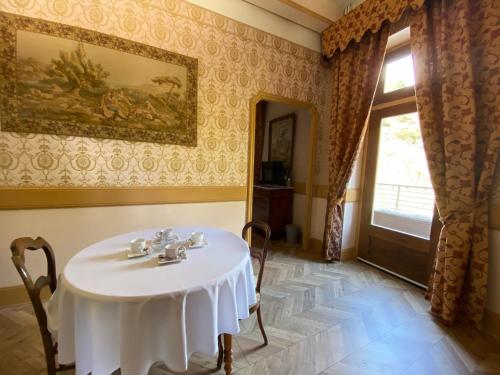 Iekārtas, Suite romantique d'Isoarde des Baux - Château de Rochetaillée (Suite romantique d'Isoarde des Baux - Chateau de Rochetaillee) in Saint-Uze