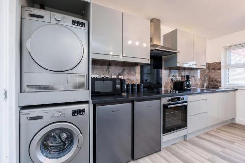 Key Sleeps - Private Parking - Lower Pilsley - Balcony - Contractors - Leisure - Tap to explore photos