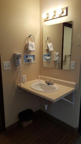 Knights Inn and Suites - Grand Forks