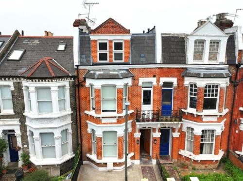 Penthouse Loft Suite in Putney, PS5, 60TV, Netflix, Sleeps 6, ideal for relocators and professionals, London (photo 3)