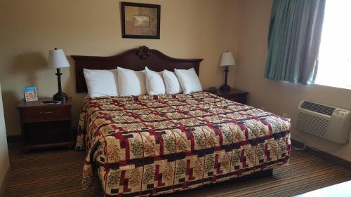Knights Inn and Suites - Grand Forks