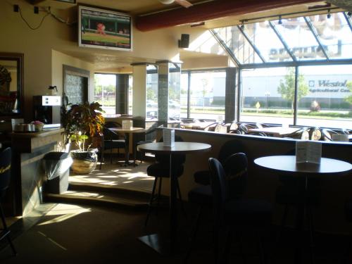 Bar/lounge, Travelodge by Wyndham Brandon Keystone in Brandon (MB)