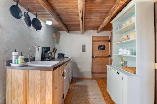 Rustic Baileys Retreat Cabin Near Wineries! in Crozet, USA