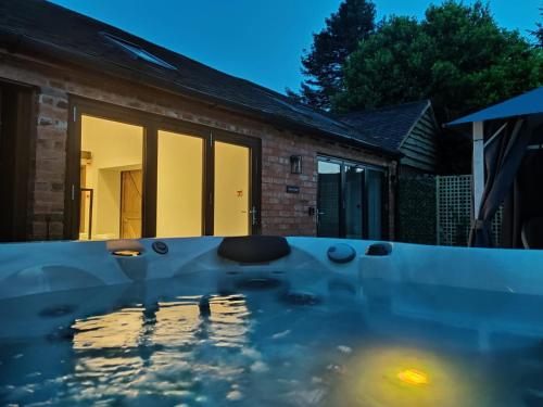 The Cowshed - Luxury Barn with Hot Tub in ברומסגרוב