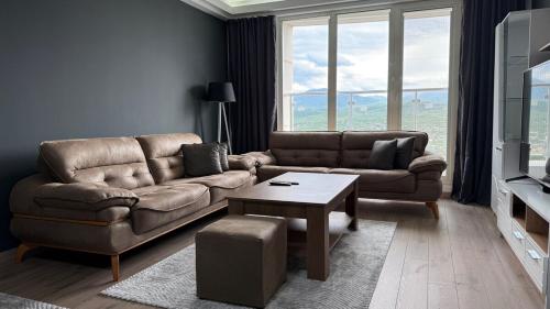 Penthouse Views-Free Pool & Spa, Skopje