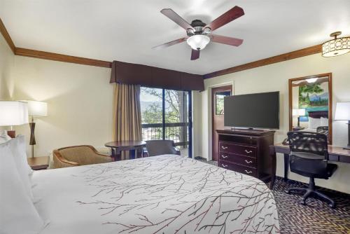 Best Western Plus Yosemite Gateway Inn Room Type - Queen Room - Non-Smoking