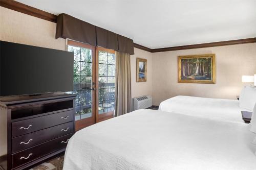 Best Western Plus Yosemite Gateway Inn Room Type - Family Suite with Four Queen Beds - Non-Smoking