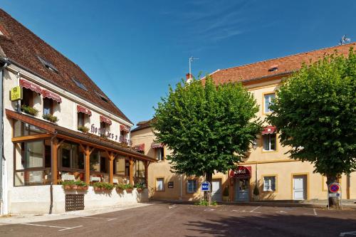 Logis Des Trois Maures - Hotel - Couches