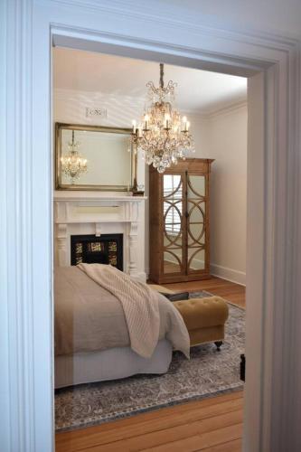 King beds with fireplace and spa bath with Parking and Central location