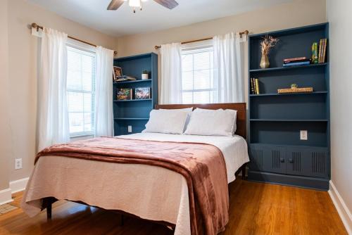 Steps from Bellarmine University in แคมป์ เทย์เลอร์