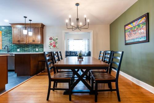 Steps from Bellarmine University in แคมป์ เทย์เลอร์