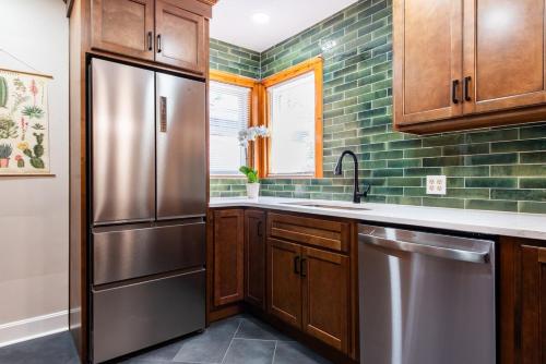 Steps from Bellarmine University in แคมป์ เทย์เลอร์