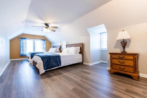 Steps from Bellarmine University in แคมป์ เทย์เลอร์