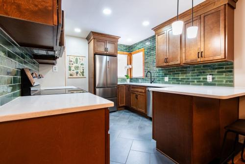 Steps from Bellarmine University in แคมป์ เทย์เลอร์