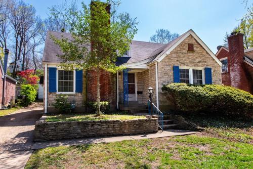 Steps from Bellarmine University in แคมป์ เทย์เลอร์