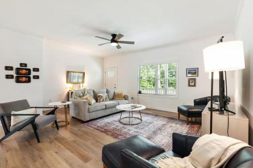 The Porch and Pines Cottage in 迦費 (NC)