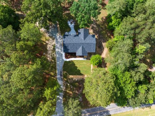 The Porch and Pines Cottage in 迦費 (NC)