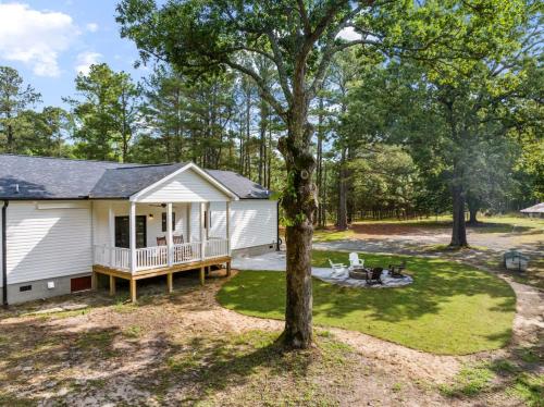 The Porch and Pines Cottage in 迦費 (NC)