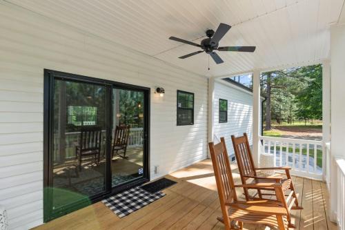 The Porch and Pines Cottage in 迦費 (NC)