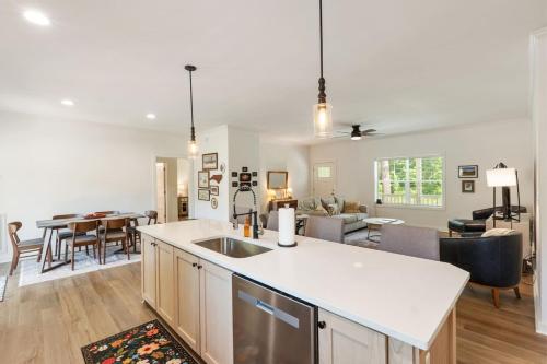 The Porch and Pines Cottage in 迦費 (NC)