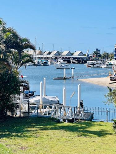 Marina Views - Family friendly by Custom Bnb Hosting