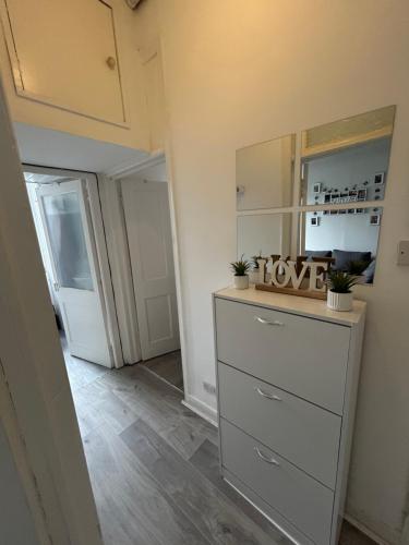 Bright bedroom with king side bed and share bathroom, Édimbourg (photo 7)