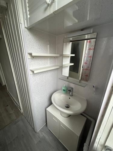 Bright bedroom with king side bed and share bathroom, Édimbourg (photo 5)