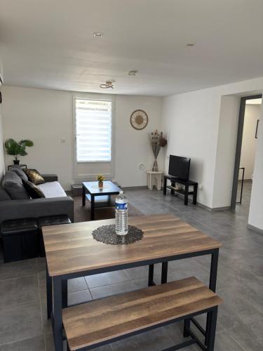 UNIQUE Appartement cosy dans villa avec piscine tres bien place in Figuerolles
