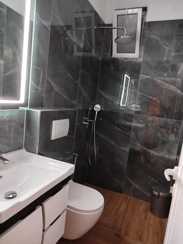 One-Bedroom Apartment image 6